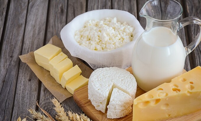 Молочные продукты, содержащие в большом количестве необходимый кальций и белок, необходимо тоже проверять на наличие коэффициента жиров. Таким образом, сливочное масло и сметана, приготовленные в домашних условиях, недопустимы к употреблению по причине высокой жирности