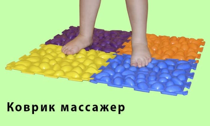Одним из самых известных упражнений при плоскостопии является хождение босиком по неоднородной поверхности
