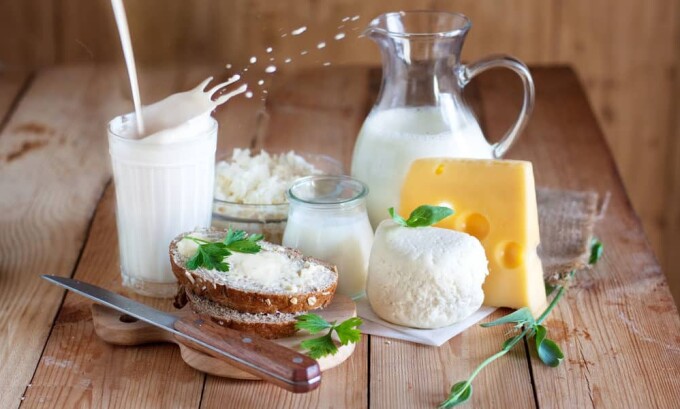 Если вы любитель молочной продукции, то предпочтительней будет употребление обезжиренного кефира, творожных изделий и йогурта