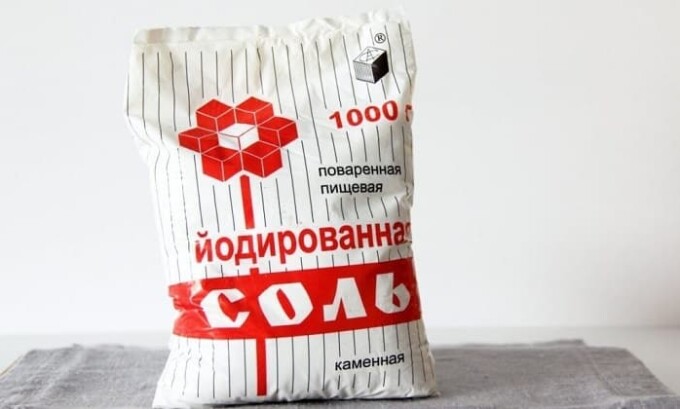 Йодированная соль — самый доступный продукт, содержащий данный элемент
