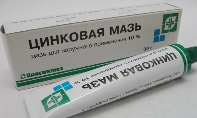 Цинковая мазь, которая продается в каждой аптеке, обладает прекрасным подсушивающим и антисептическим эффектом, а стоит при этом копейки